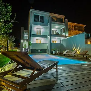 https://apartmani-pocco-locco.hotelinzadar.com